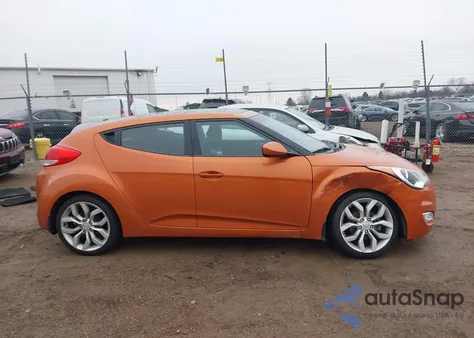 2013 Hyundai Veloster Base W/Black z USA, uszkodzony, nr VIN KMHTC6AD8DU104853